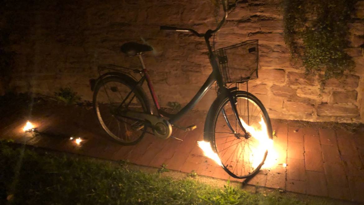Kleinband kurz nach Mitternacht: Brennt Fahrrad