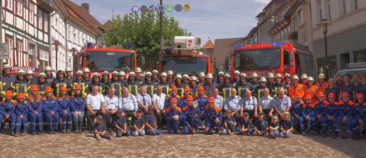 Jetzt startet die Blaulichtmeile der Feuerwehr Stadtoldendorf