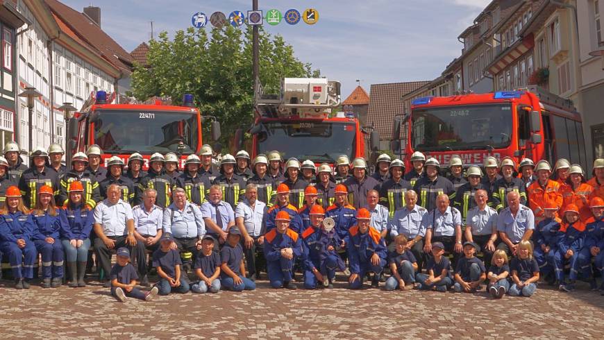 Jetzt startet die Blaulichtmeile der Feuerwehr Stadtoldendorf