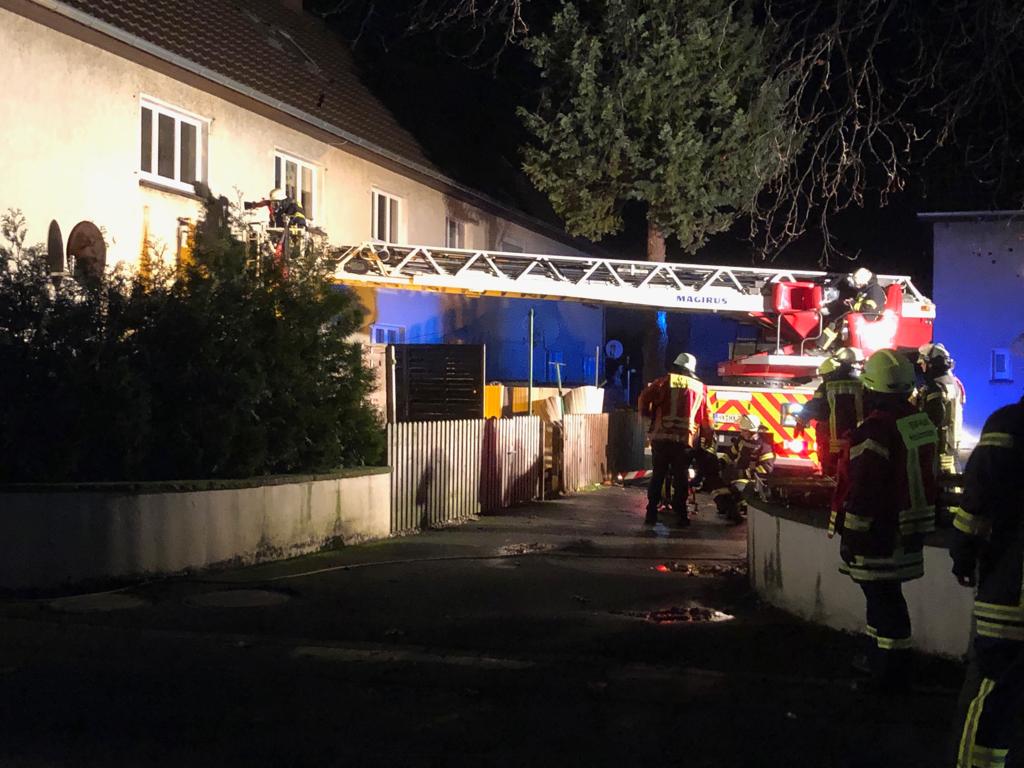 Wohnungsbrand in Holzminden. Alarm für das Stadtoldendorfer Hubrettungsfahrzeug