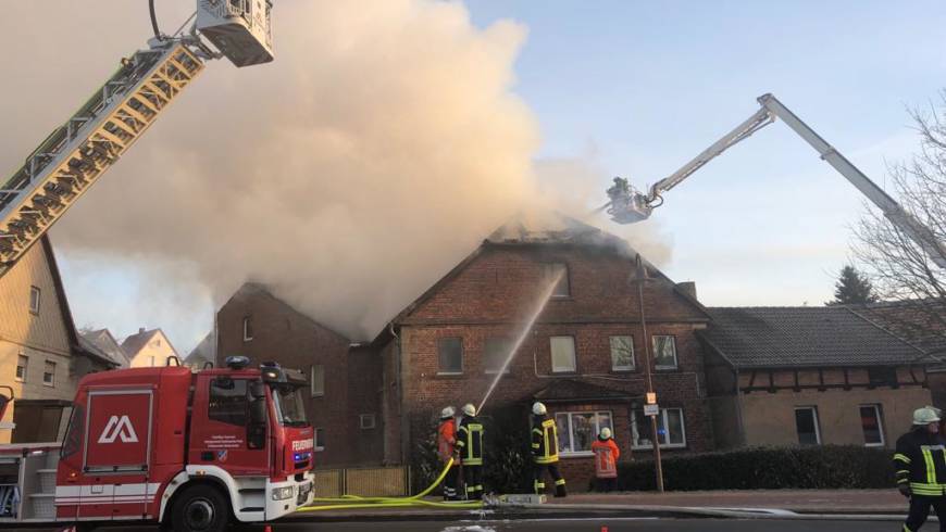 Wohnungsbrand entwickelt sich zum Wohnhausbrand: Großeinsatz in Scharfoldendorf