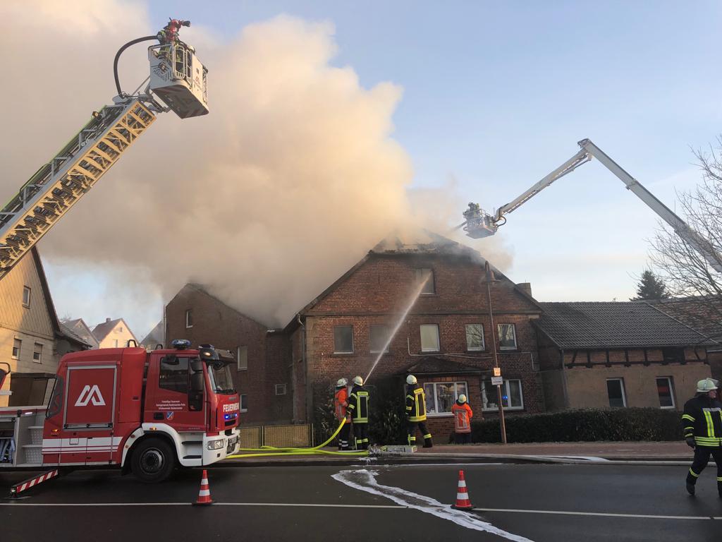 Wohnungsbrand entwickelt sich zum Wohnhausbrand: Großeinsatz in Scharfoldendorf