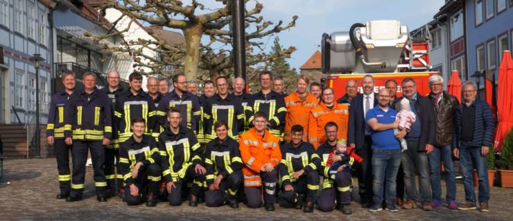 Mit Muskelkraft wird der Maibaum 2019 hochgezogen