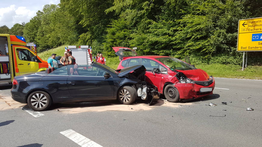 Zwei verletzte Personen nach Verkehrsunfall im Kreuzungsbereich Bundesstraße 64 bei Lenne