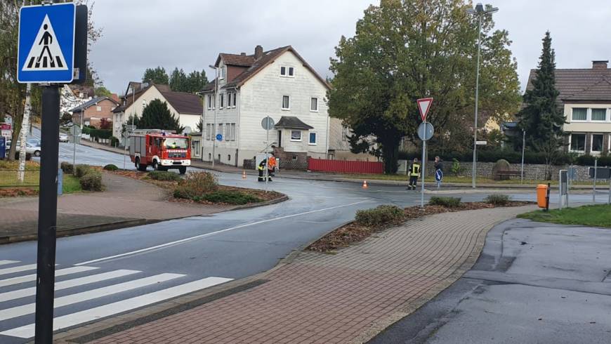 Zahlreiche Stellen im Verkehrsraum in Stadtoldendorf durch Öl/Benzin verunreinigt
