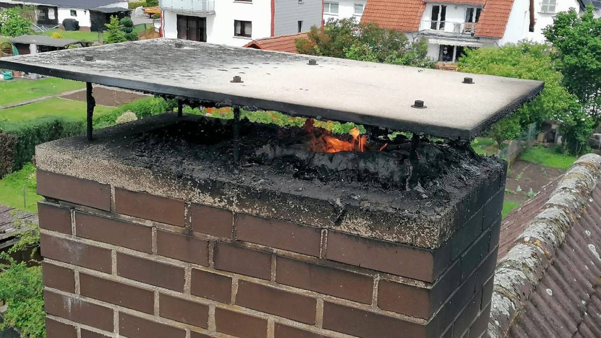 Glutnester auf Dach: Schornsteinbrand an Einfamilienhaus