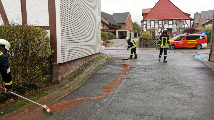 Verunreinigungen durch Ölfilm auf der Lennetalstraße in Lenne