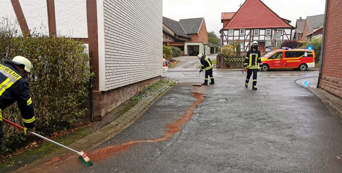 Verunreinigungen durch Ölfilm auf der Lennetalstraße in Lenne