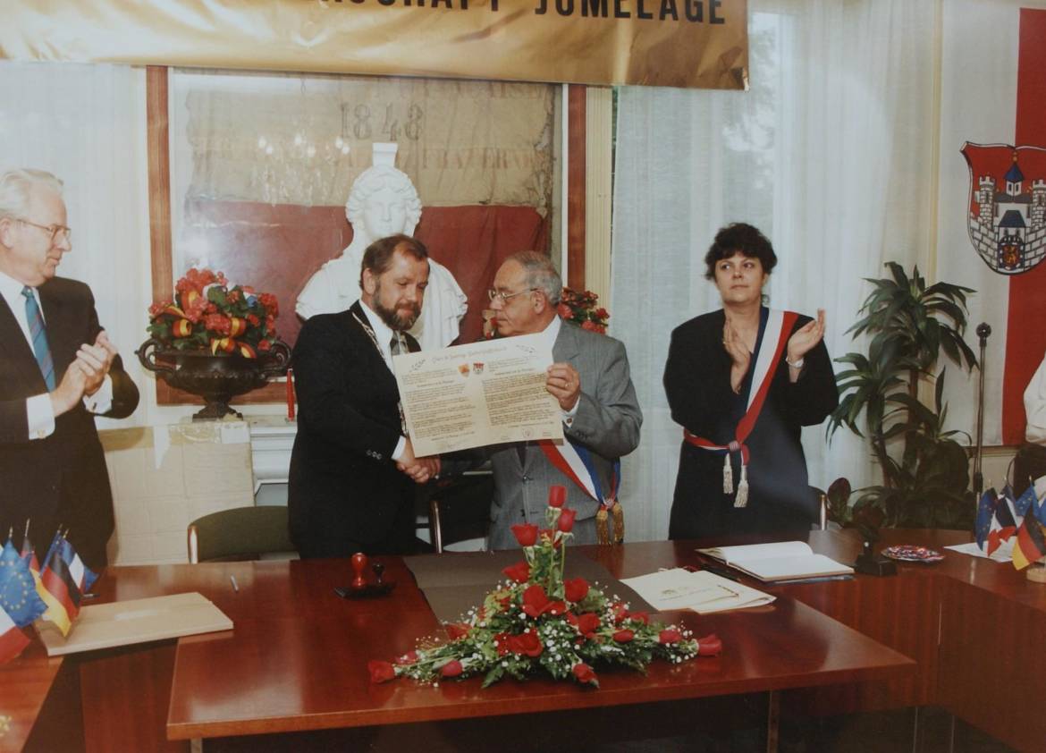 rus-urkundenuebergabe-in-la-montagne-mai-1988.jpg