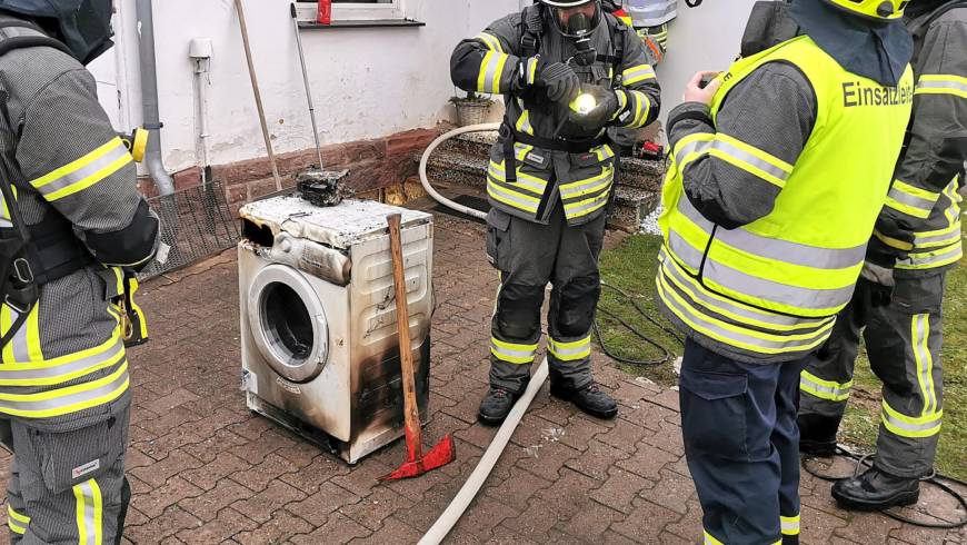 Wohnung verqualmt: Brennende Waschmaschine im Keller