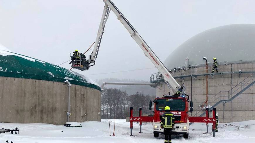 Einsturzgefahr einer Biogas-Anlage aufgrund von Schneemassen