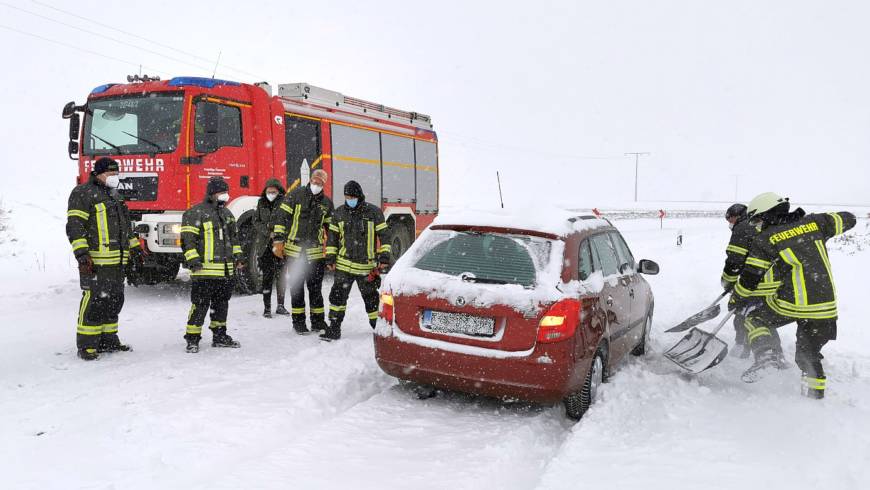 Wintereinsatz: Person in liegen gebliebenen Fahrzeug eingeschlossen