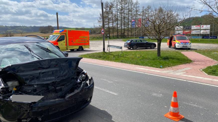 Auslaufende Betriebsstoffe nach Verkehrsunfall in Lenne am Sportplatz