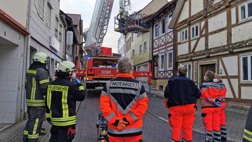 Tragehilfe für den Rettungsdienst aus Fenster im 1. OG