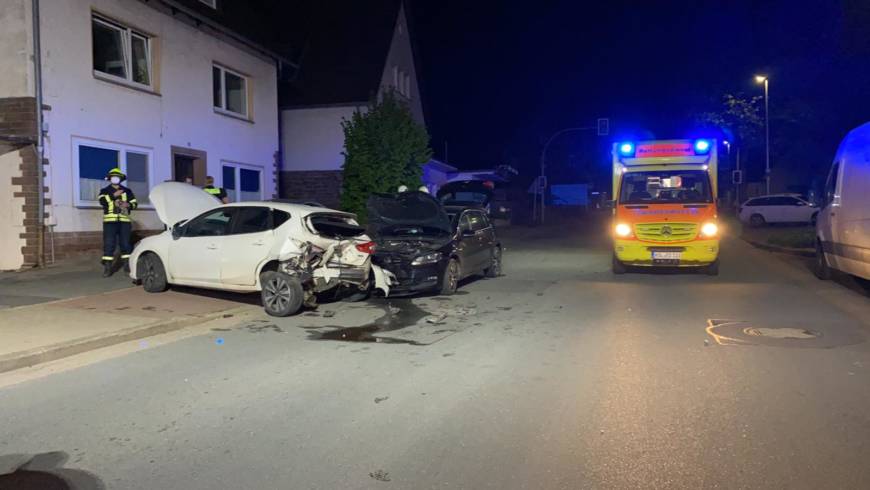 Nächtlicher Verkehrsunfall in Stadtoldendorf. Feuerwehr im Einsatz