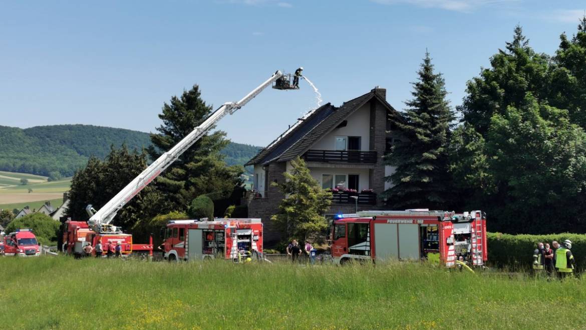 Dachstuhlbrand an Mehrfamilienhaus in Eschershausen