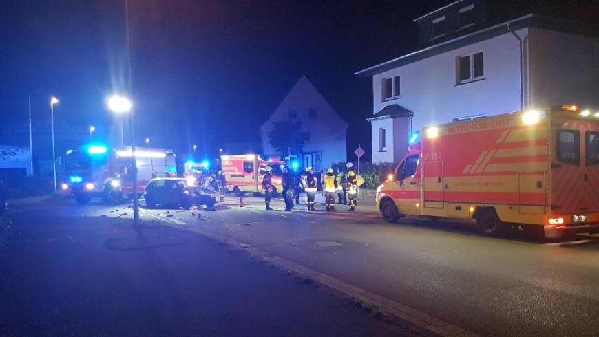 Verkehrsunfall in Stadtoldendorf. Pkw kollidiert mit Bus. Zwei verletzte Personen