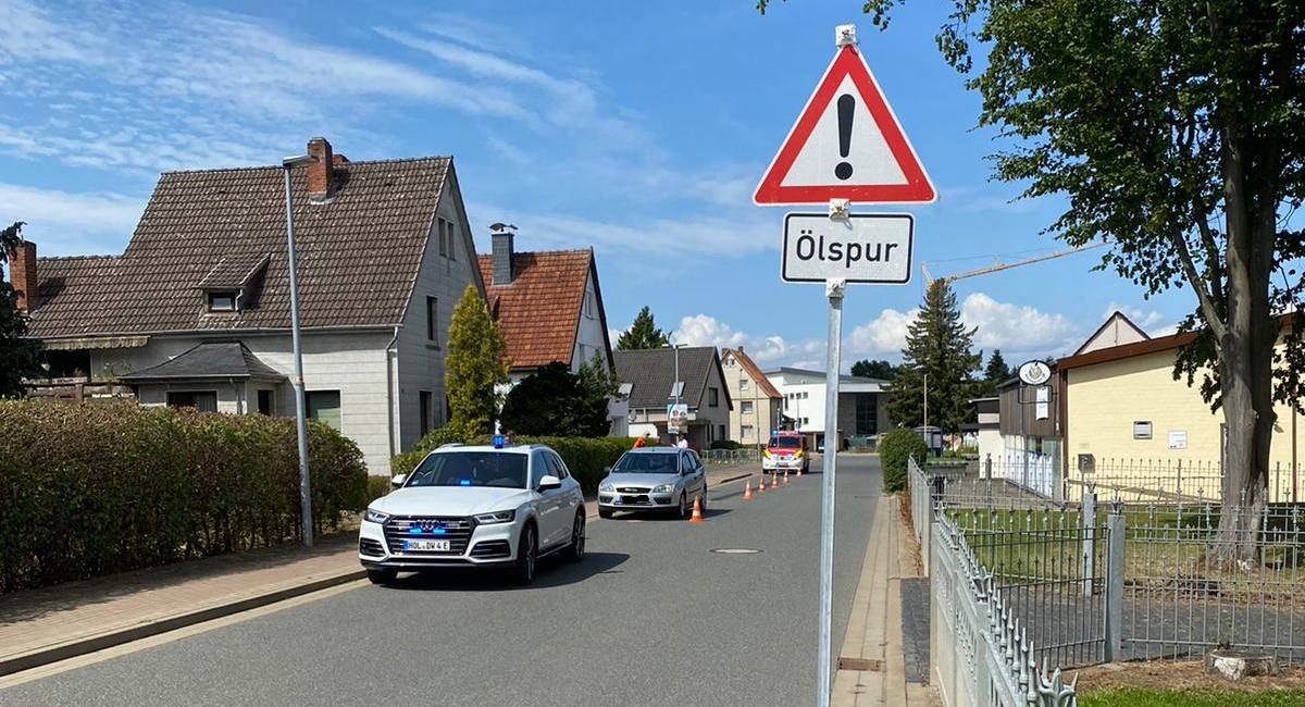 Motorplatzer sorgt für kleine Ölspur auf dem Warteweg in Stadtoldendorf