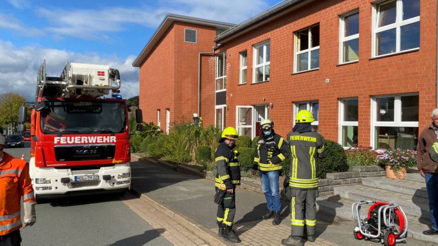 Brand in einem Bewohnerzimmer löst Großeinsatz der Feuerwehren aus