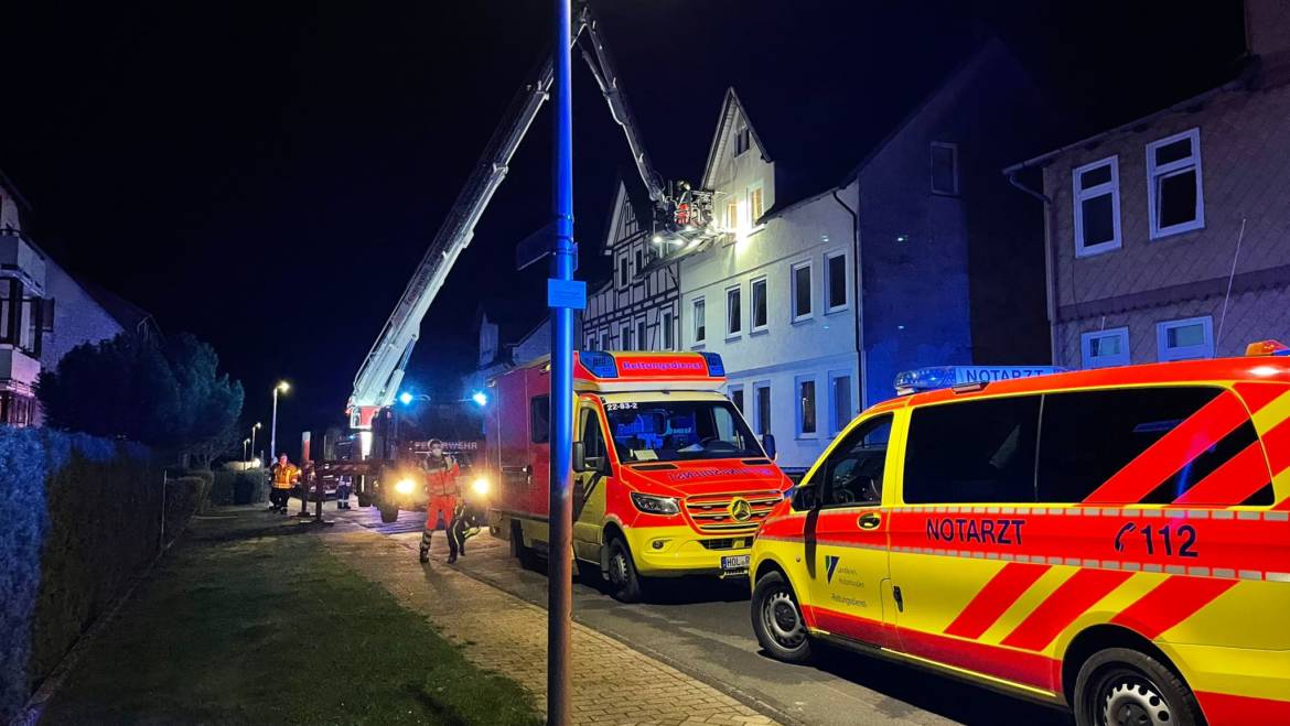 Nächtliche Unterstützung des Rettungsdienst mit Hubrettungsfahrzeug in Stadtoldendorf