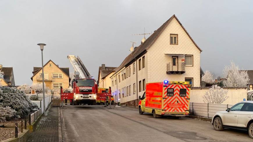 Unterstützung des Rettungsdienstes mit Hubrettungsfahrzeug in Holenberg