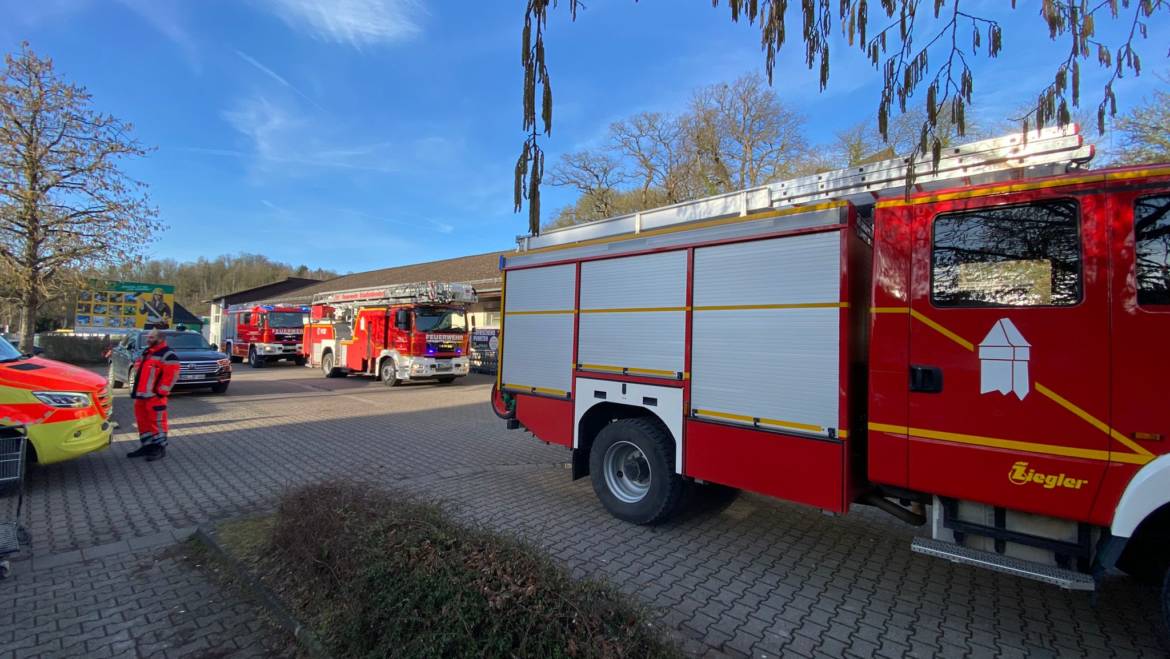 Blauer schwarzer Rauch sorgt für die Alarmierung der Feuerwehr in Stadtoldendorf