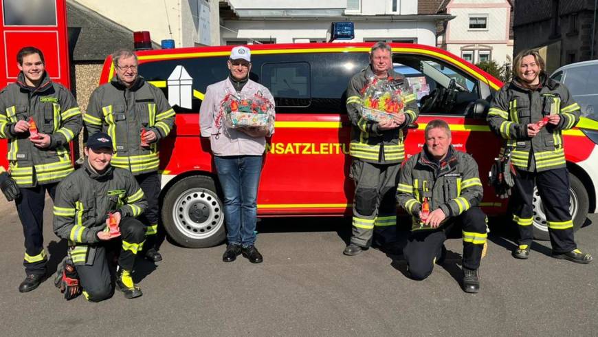 Metzgerei Arste aus Deensen übergibt 50 Feuerwehrmettwürste an Einsatzkräfte