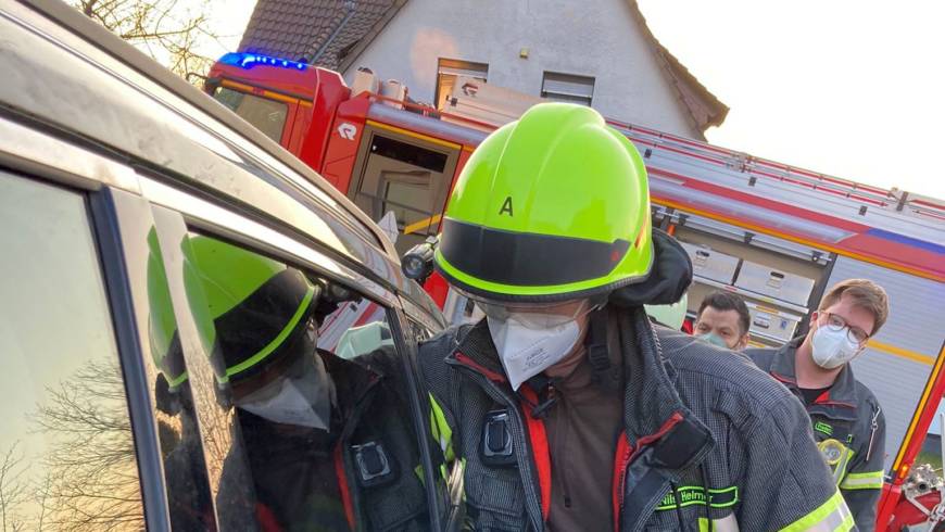 Kind im PKW eingeschlossen: Feuerwehr öffnet Fahrzeugfenster