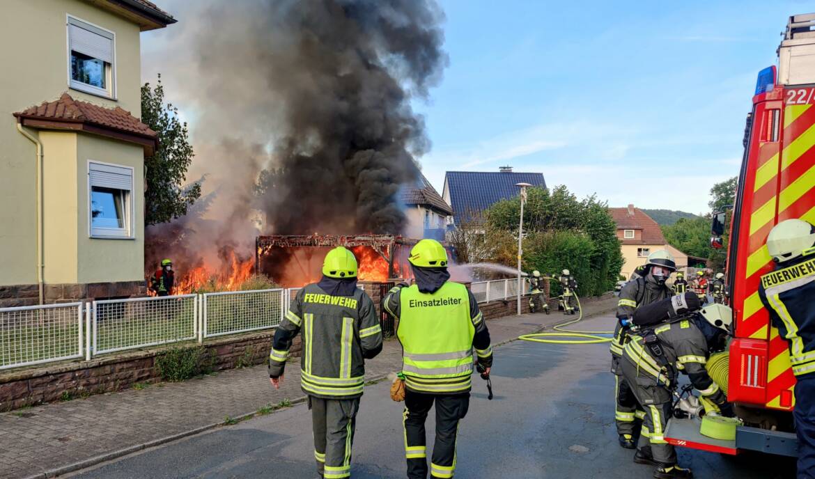 Bei-Eintreffen-der-Feuerwehr-steht-der-Carport-bereits-in-Vollbrand-rus.jpg