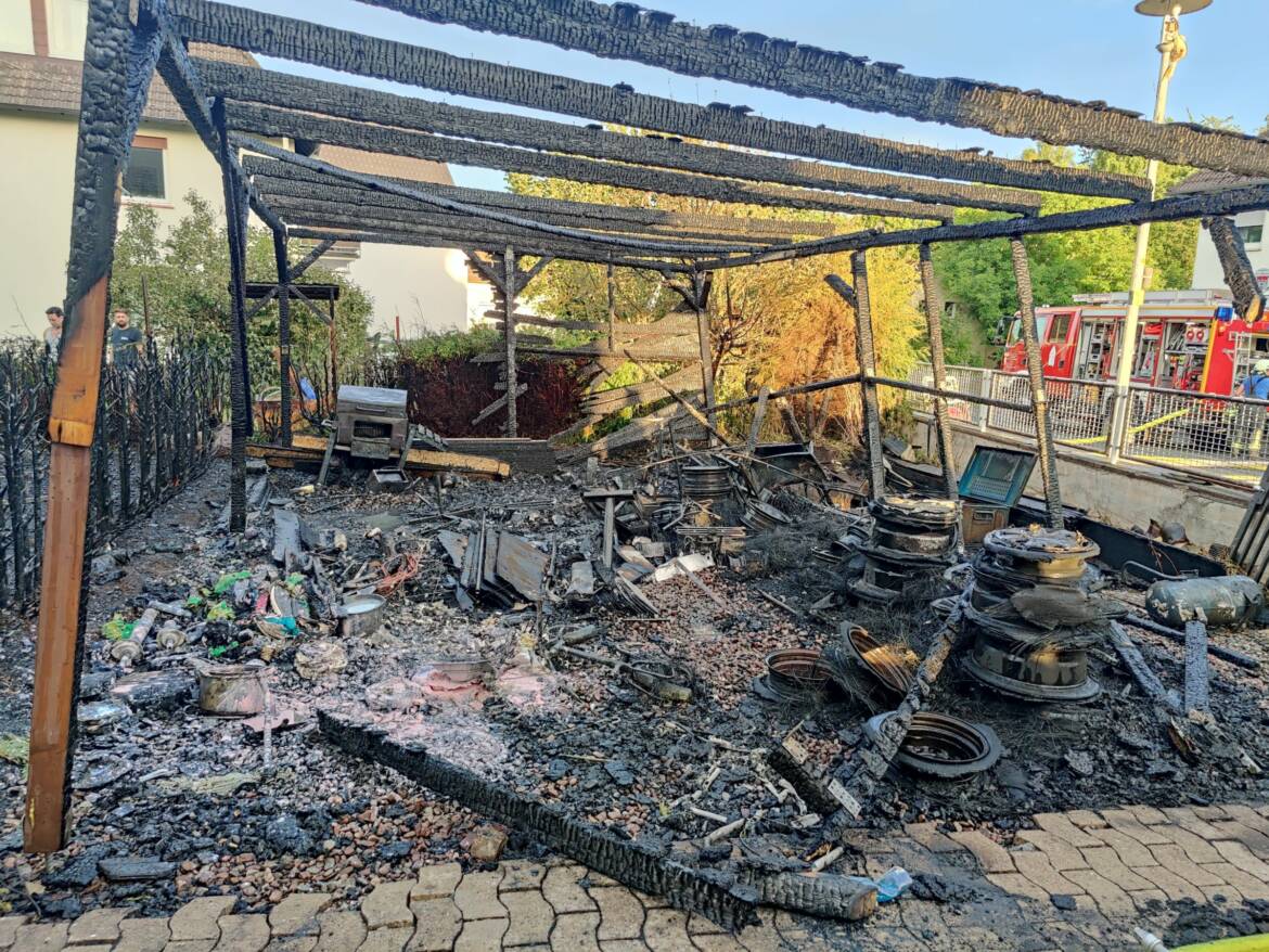 Nach-dem-Feuer-ist-nichts-mehr-uebrig-vom-Carport-und-seinem-Inhalt-rus.jpg