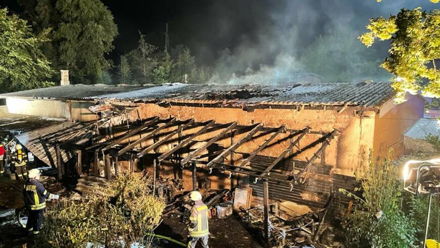 Feuer in Anbau greift auf Tischlerei über. Nächtlicher Großeinsatz der Rettungskräfte in Holzen