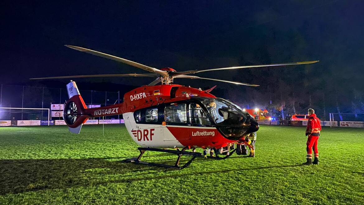 Nächtlicher Einsatz der Feuerwehren in Lenne. Unterstützung Rettungsdienst und Ausleuchten Landeplatz