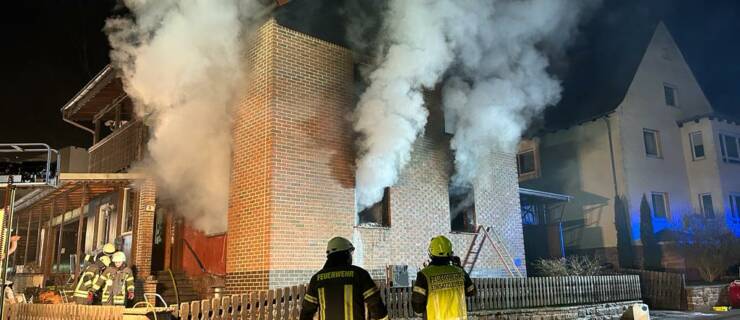 Wohnhausbrand in Eschershausen. Großaufgebot an Rettungskräften in der Nacht im Einsatz