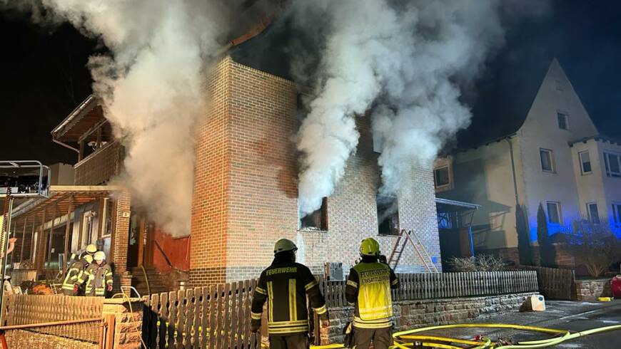 Wohnhausbrand in Eschershausen. Großaufgebot an Rettungskräften in der Nacht im Einsatz