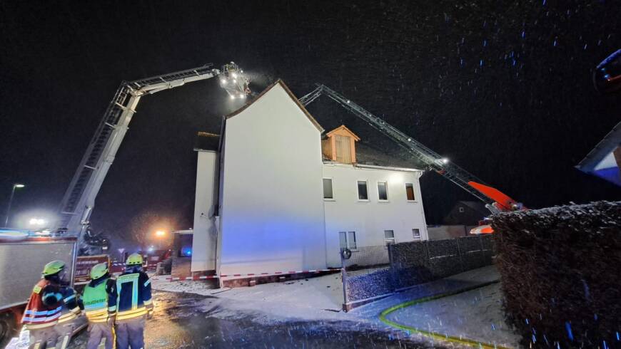 Erneutes Großaufgebot an Rettungskräften: Dachstuhlbrand in Mehrfamilienhaus in Deensen