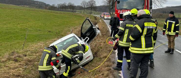PKW in Graben: Unterstützung der Feuerwehr nach Verkehrsunfall