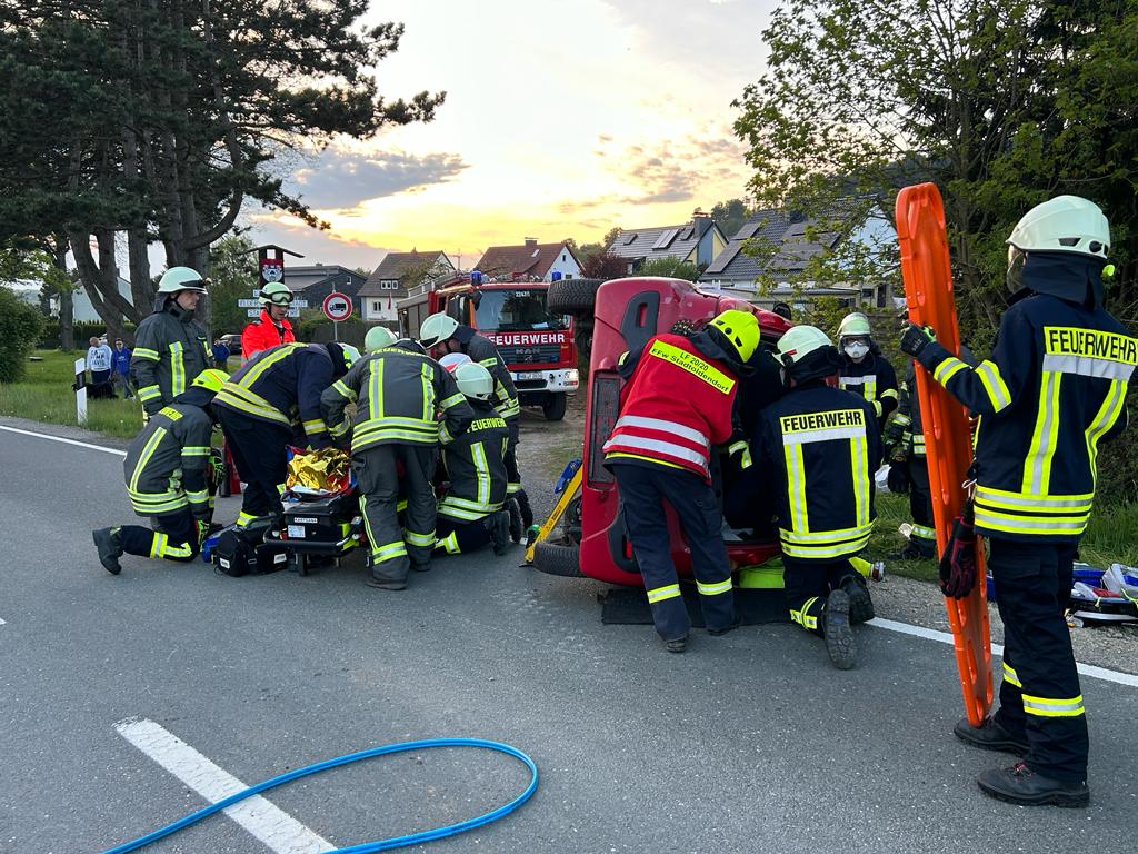 Verkehrsunfall mit mehreren verletzten Personen auf der Landesstraße zwischen Lenne und Stadtoldendorf. Großeinsatz der Rettungskräfte