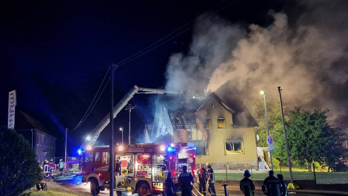 Wohnhaus brennt aus. Großeinsatz in der Nacht in Eschershausen