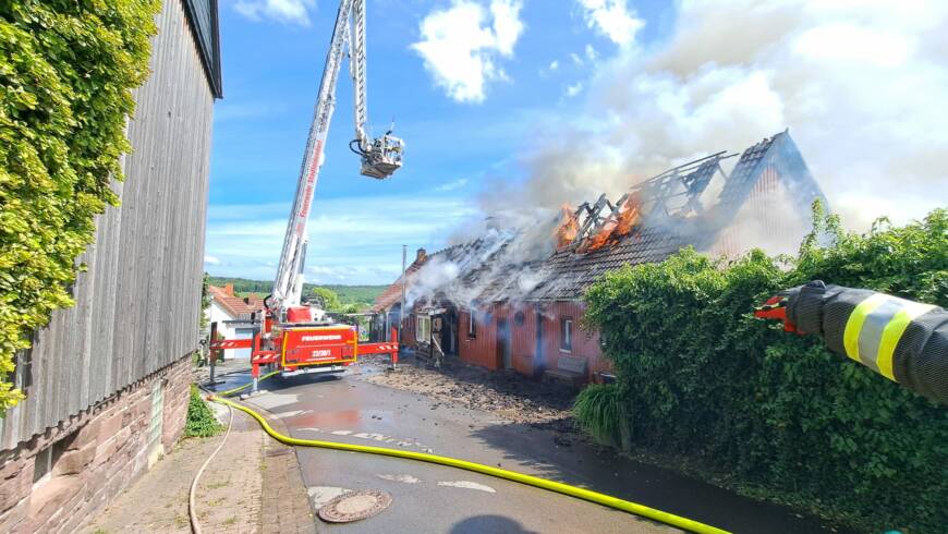 Familie verliert Haus in Lenne. Großaufgebot an Feuerwehrkräften im Einsatz bei Großbrand