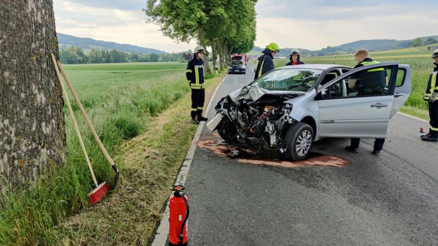 Reifenplatzer sorgt für schadensreichen Unfall zwischen Wangelnstedt und Stadtoldendorf