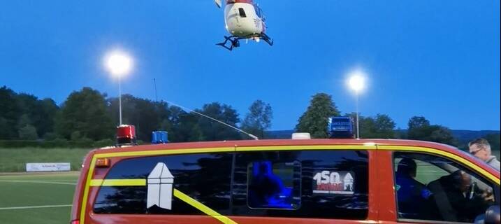 Medizinischer Notfall in der Nacht sorgt für Einsatz Rettungshubschrauber. Feuerwehr zum Ausleuchten im EInsatz