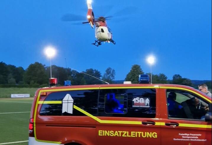 Medizinischer Notfall in der Nacht sorgt für Einsatz Rettungshubschrauber. Feuerwehr zum Ausleuchten im EInsatz