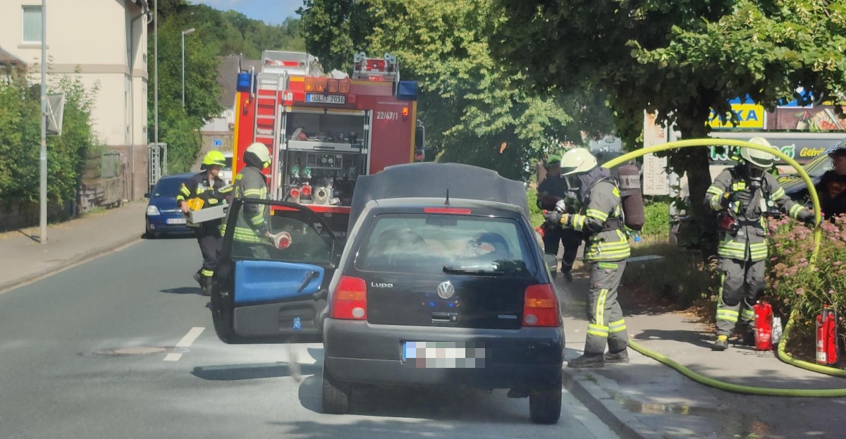 PKW-Brand: Feuer an Kleinwagen auf der Straße