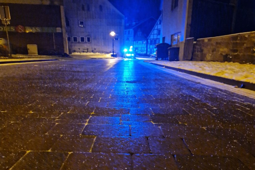 Extrem überfrierende Nässe sorgt in Stadtoldendorf für drehende Fahrzeuge