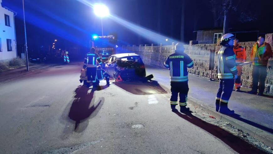 LKW gegen PKW. Nächtlicher Verkehrsunfall in Stadtoldendorf