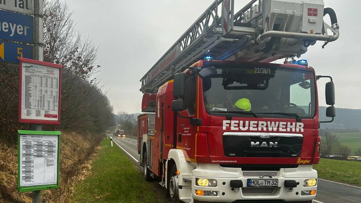 Feuer (F2) Schuppen in Rühle.  Einsatz des Hubrettungsfahrzeug aus Stadtoldendorf