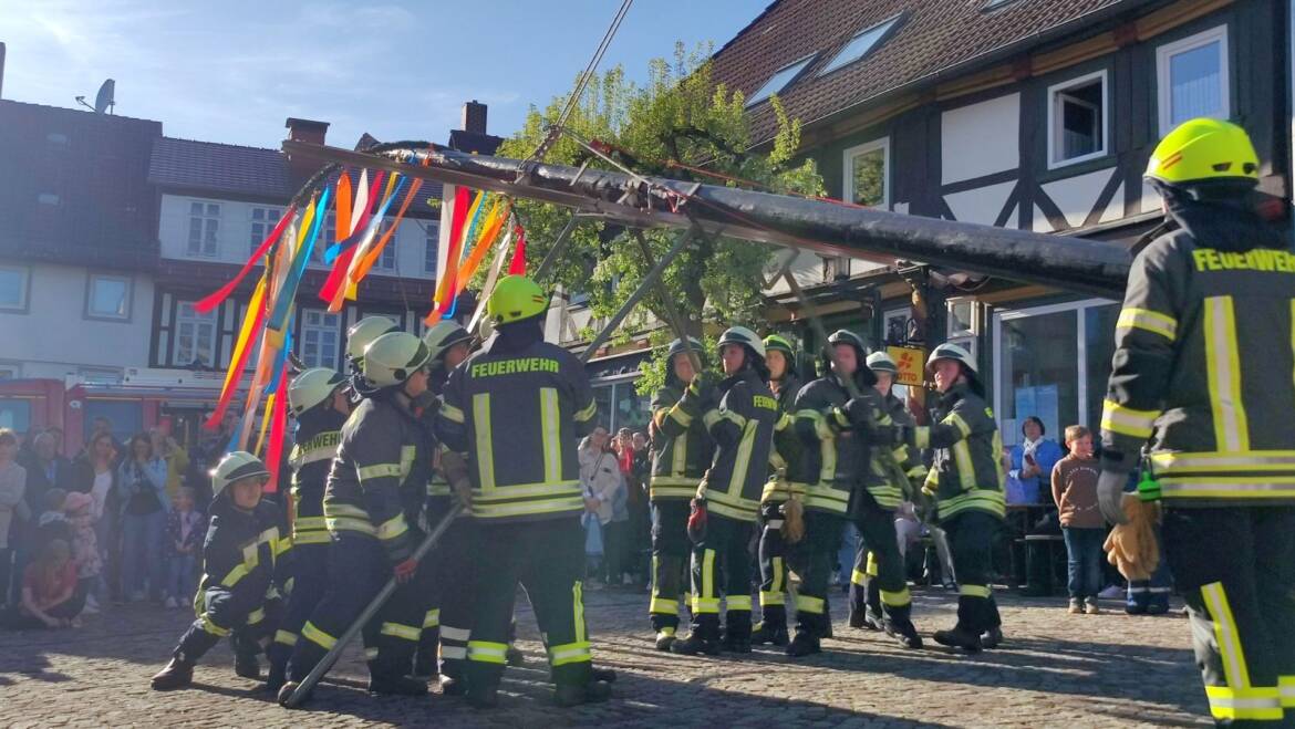 Traditionelles Maibaumaufstellen auch dieses Jahr wieder mit Kindermaibaum