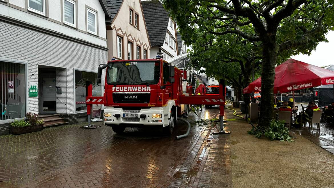 F3, Feuer Dachstuhl: Unterstützung mit Hubrettungsfahrzeug in Holzmindens Innenstadt
