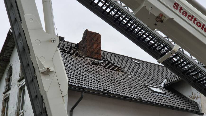 Blitzeinschlag in Schornstein. Vermuteter Schornsteinbrand in Stadtoldendorf