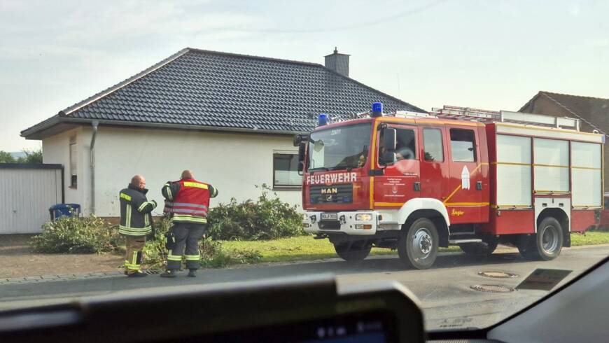 Piepender Rauchmelder in Wohnhaus: Nachbarn alarmieren die Feuerwehr